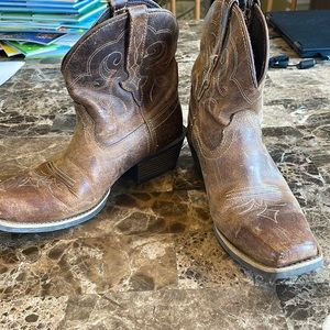 Super cute Justin cowboy Boots Size 8